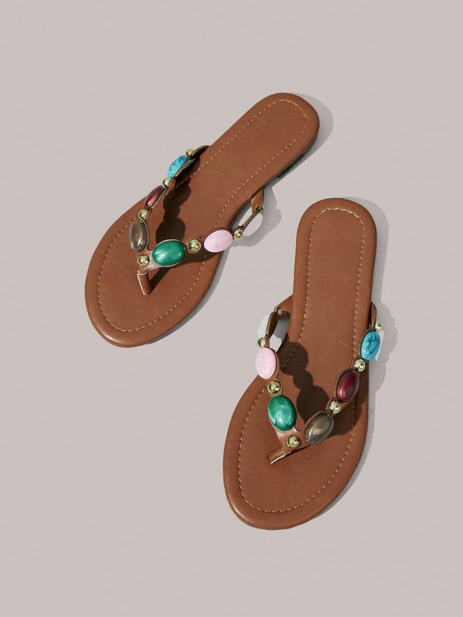 Styleloop Chanclas de color chocolate con remaches, incrustadas con decoración de pirámide dorada retro, de forma audaz y vanguardista, adecuadas para estilo de vacaciones, primavera - Camel TT - Ver 1