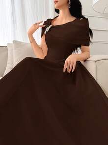 Modelyn 女款水鑽裝飾不對稱領優雅洋裝 - 咖啡棕 - 查看 4
