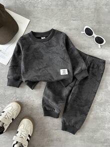 SHEIN Playful Pals 2件組男嬰春秋深灰色休閒全幅葉子印花圓領衛衣與慢跑褲套裝，寬鬆舒適版型，適合日常外出、學校活動、戶外玩耍、家庭聚會、拍照拍攝，男嬰套頭衫套裝 - 黑色 - 查看 9