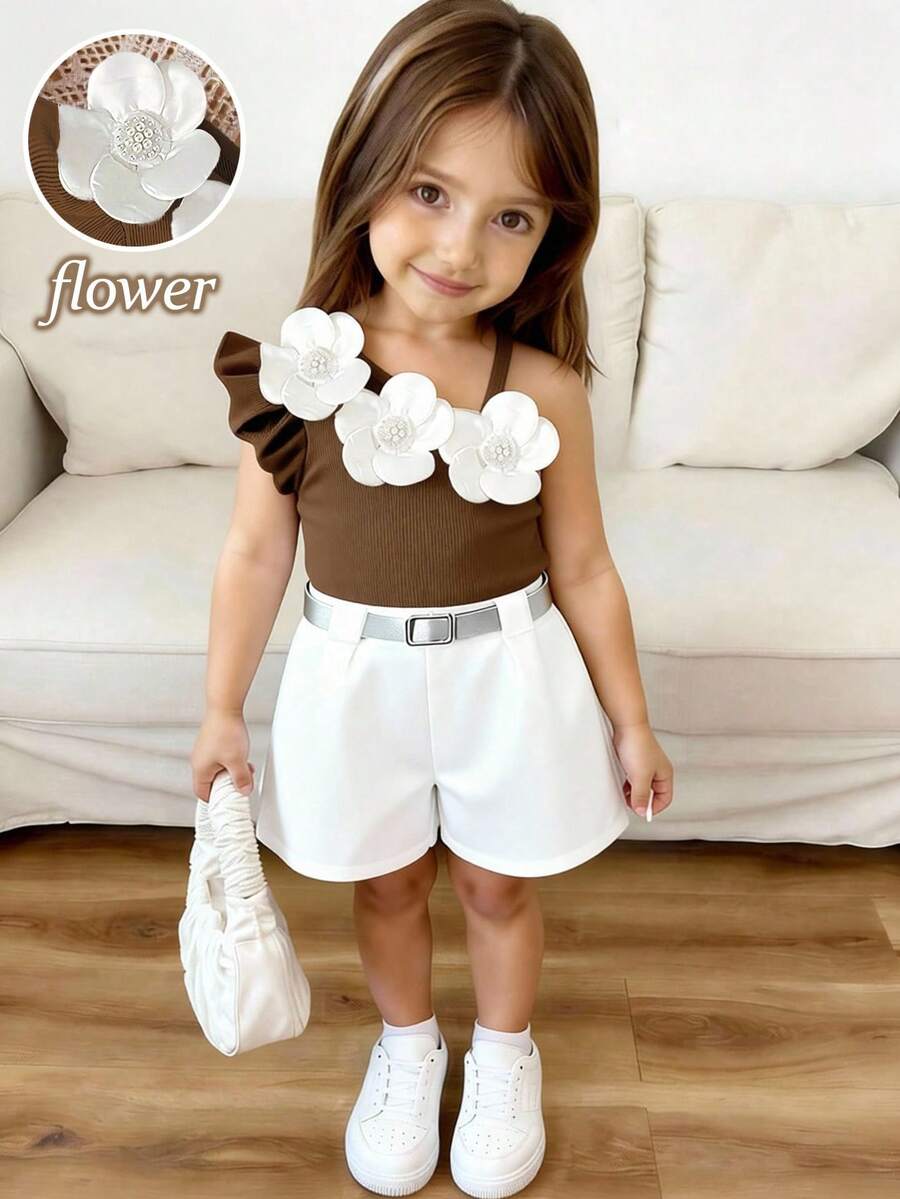 SHEIN Elladie kids 女童 (小號) 春夏白色背心套裝,正面白色珍珠 3D 花卉裝飾,羅紋針織面料不對稱肩帶背心,搭配編織面料白色純色西裝短褲,2 件套,適合女童簡約、高端、優雅、通勤、舒適穿搭,適用於日常穿著、學校、外出、度假、派對、節日、春夏 - 咖啡棕 - 查看 1