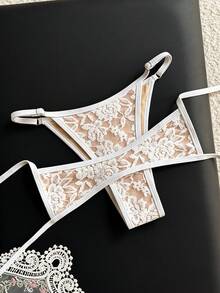 Swim Vcay 2026 Frühling/Sommer Neues Damen Weißes Blumen-Spitzen-Bikini-Set, transparentes Bandeau-Top mit Spaghettiträgern und hochgeschnittenem Dreieck-Höschen, minimalistischer sexy Stil Urlaubs-Strand-Badeanzug - Weiss - Übersicht 1
