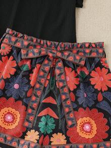 SHEIN LUNE 大尺碼女款純色圓領短袖上衣與花卉印花短褲兩件套，黑色，夏季波西米亞休閒款，柔軟修身，適合度假與正式場合 - 彩色 - 查看 3