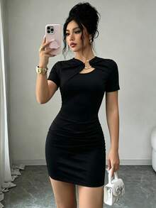Selianne 女款優雅休閒黑色純色金屬環飾修身百褶短袖迷你洋裝，適合春季女性聚會、約會、辦公通勤、工作、專業商務、優雅女裝、聖誕節、畢業季、返校季、畢業典禮、教師節、情人節、感恩節、日，短袖T恤，日常穿著，春夏 - 黑色 - 查看 3