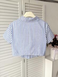SHEIN 青少年女孩休閒藍白條紋刺繡裝飾修身短袖襯衫上衣，學院風條紋襯衫 - 藍色 - 查看 3