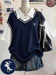 青少年女孩海軍藍學院風 2 合 1 T恤，白色 Polo 領 + 對比條紋 V 領設計，青春清新，寬鬆版型適合所有身型，適合日常穿著與校園，輕鬆打造活力女孩造型 - 藏蓝色 - 查看 3