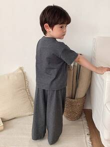 DAZY Set da 2 pezzi per neonato maschio: maglietta girocollo stile coreano & pantaloni lunghi larghi, abbigliamento da casa estivo - Grigio Scuro - Visualizzare 2
