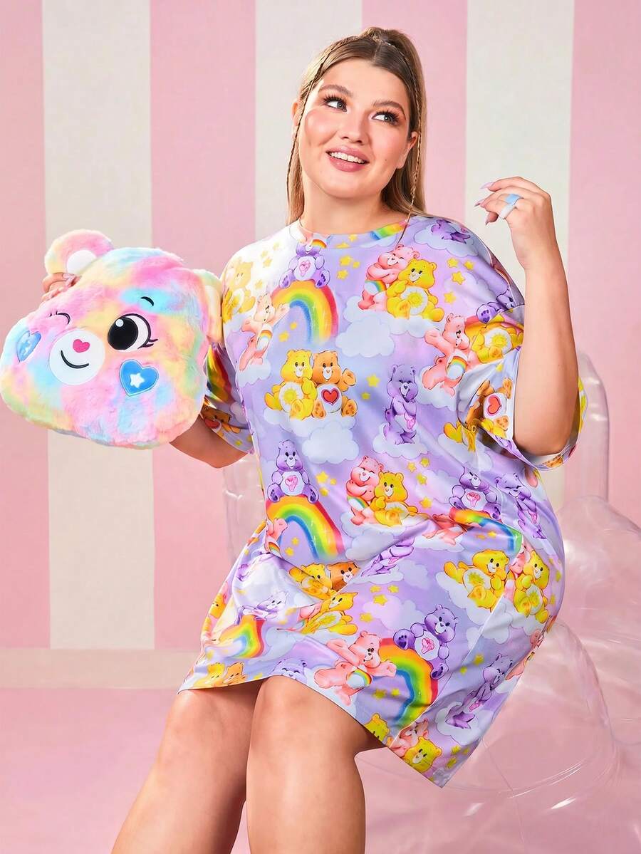 SHEIN X Care Bears فستان نوم كاجوال مطبوع بنمط كرتوني مقاس كبير، فستان ليلي موو موو - متعدد الألوان - مشاهدة 1