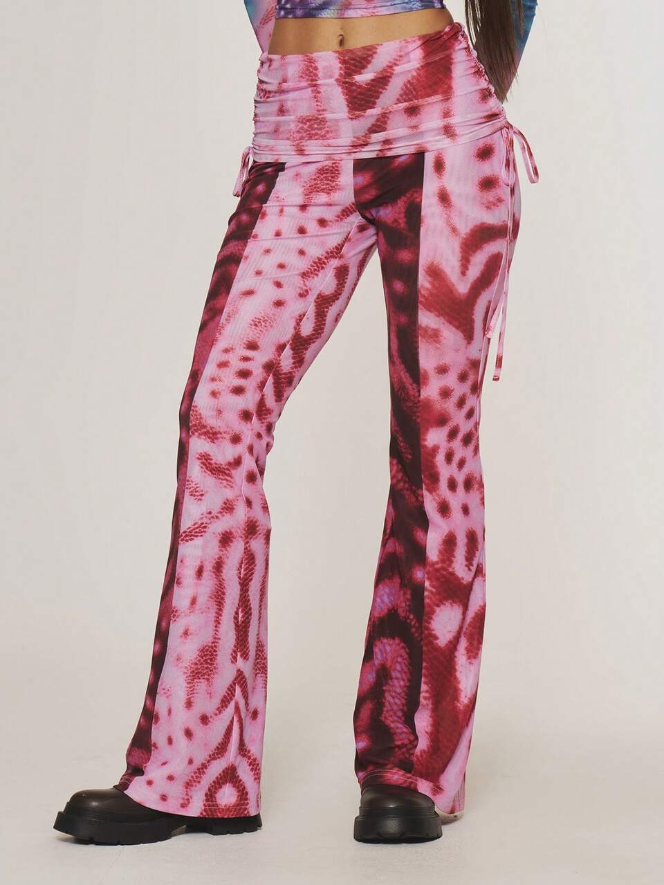 Pantaloni a gamba larga in rete rosa con stampa grafica e vita ripiegata, stile cool girl vintage, per festival estivi, feste e vacanze