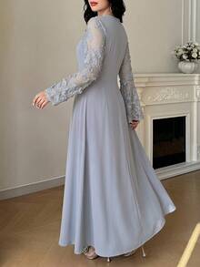 Modelyn Gaun Pesta Elegan Ukuran Plus dengan Motif Renda dan Hiasan Patchwork - Light Grey - View 2
