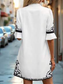 SHEIN Clasi 女士优雅撞色V领喇叭袖A字迷你连衣裙，适合度假、约会、通勤、居家、时尚等多种场合。 - 彩色 - 查看 2