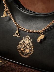 HARRY POTTER X SHEIN 1個金色徽章印花PU皮革單肩包，附金屬吊飾，適合女性、學生，適用於通勤、上學、購物、旅行，魔法學校、閃電、死之聖物 - 黑色 - 查看 7