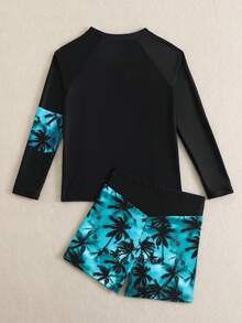 SHEIN 青少年男孩 2 件套泳裝套裝，藍黑椰子樹滿版印花針織面料上衣，正面字母設計，側面拼接印花，左袖印花拼接，彈性腰圍褲子滿版椰子樹印花，休閒酷運動風，適合度假與夏季 - 彩色 - 查看 3