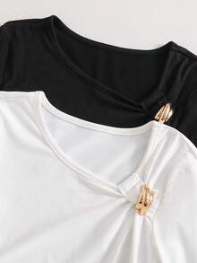 SHEIN مجموعة تي شيرت بأكمام طويلة للبنات 2 قطعة، ملابس علوية للخريف، خريف، ياقة مزينة بعقدة وأزرار معدنية فاخرة، خصر مجعد من الجانب - أبيض وأسود - مشاهدة 3