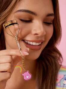 SHEIN X Care Bears 卡通熊飾品睫毛夾，鍍金睫毛夾附可愛壓克力吊飾，便攜式睫毛夾可打造自然持久捲翹，適合日常化妝與旅行使用 - 金色 - 查看 2