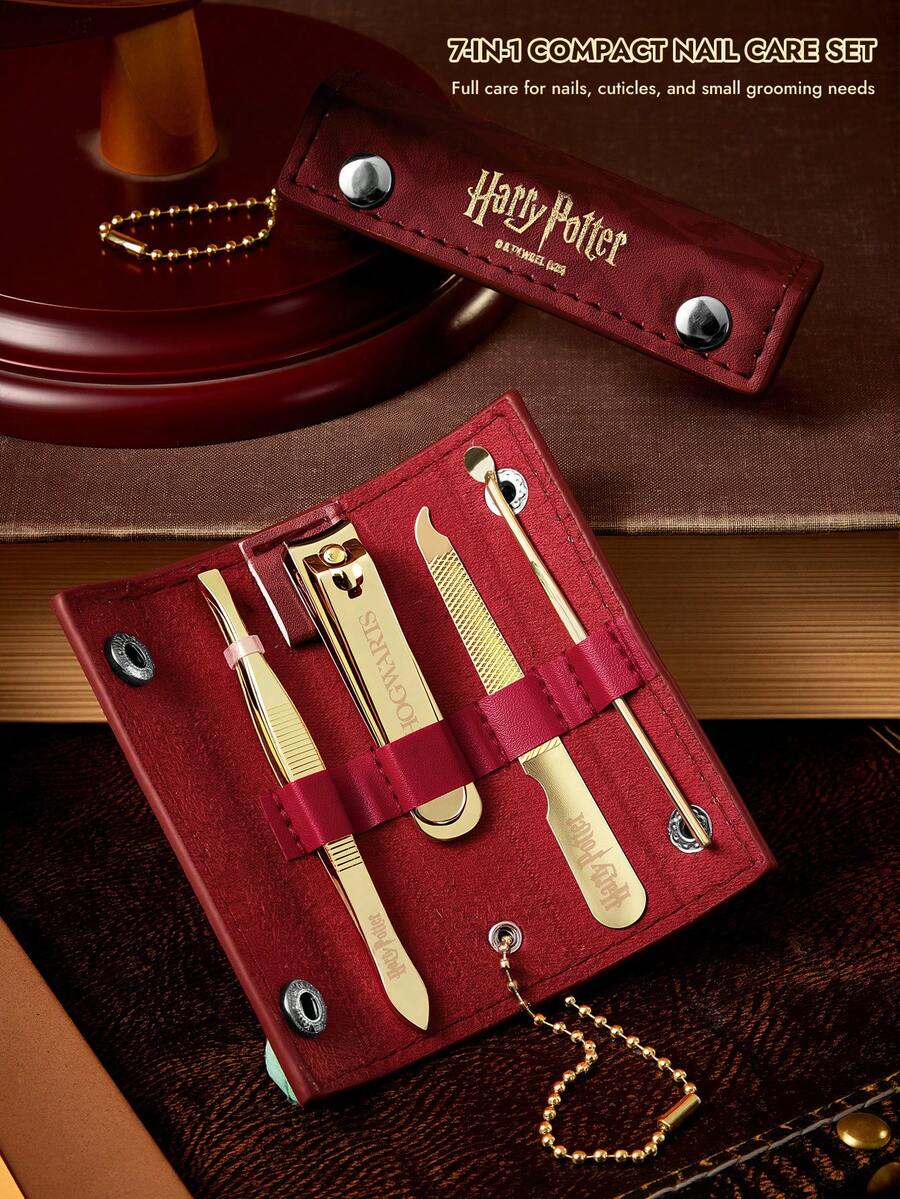 HARRY POTTER X SHEIN 巫師之家紋章印花迷你美甲工具組,便攜式指甲剪套組含4件金屬工具,酒紅色菱格紋收納袋,適合粉絲、學生與旅行使用 - 彩色 - 查看 1