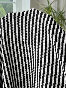 SHEIN EZwear 黑白休閒大尺碼女款條紋短袖T恤與短褲兩件套 - 黑與白 - 查看 7