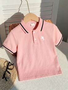 SHEIN 1件男童休闲修身学院风翻领印花针织短袖polo衫，适合日常穿着、上学、外出、运动、春夏穿着。 - 粉色 - 查看 4