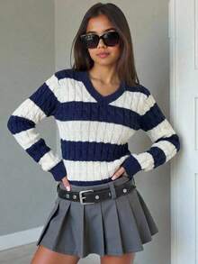 SHEIN 青少年女孩藍白條紋粗針編織繩飾V領長袖毛衣，適合搭配外套、牛仔褲和裙子 - 藍白色 - 查看 7