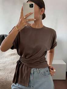 DAZY تي شيرت نسائي بلون سادة كاجوال برقبة دائرية وتصميم ملتوي من الأمام وأكمام قصيرة للصيف والمدرسة - قهوة بني - مشاهدة 10