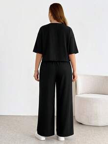 SHEIN Essnce 大尺碼女款春夏時尚休閒寬鬆涼爽舒適日常基礎百搭顯瘦V領短袖黑色短版上衣與寬腿褲兩件套，極簡風，戶外穿搭，夏季兩件套 - 黑色 - 查看 3