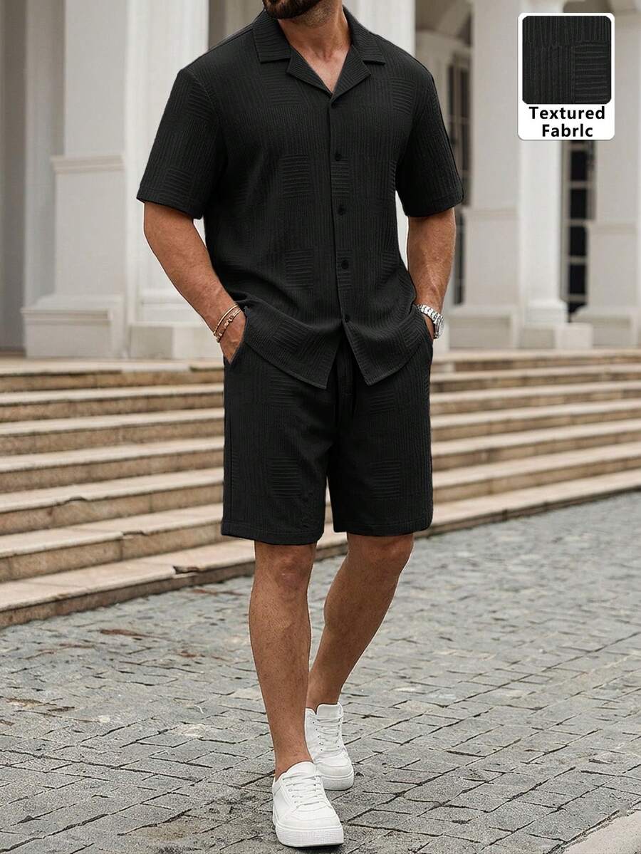 Manfinity CasualCool 男士純色舒適不對稱提花條紋布料短袖襯衫與抽繩鬆緊腰短褲套裝,休閒度假、朋友約會、雞尾酒會、沙龍、聚會、晚餐、日常辦公、極簡商務,特別適合春秋季節,適合自穿或送禮給朋友 - 黑色 - 查看 1