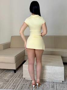 Vassilux 女款休閒極簡 Polo 領馬刺繡修身 T 恤 + 低腰迷你裙褲套裝 夏季優雅 - 淡黃色 - 查看 2