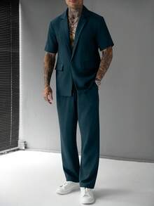 SLATEMANN 男士舒適純色布料大領單扣雙口袋短袖襯衫搭配抽繩鬆緊腰長褲套裝，休閒度假、朋友約會、雞尾酒會、沙龍、聚會、日常辦公、極簡商務，特別適合春夏穿著，適合自穿或送給朋友 - 墨綠色 - 查看 3