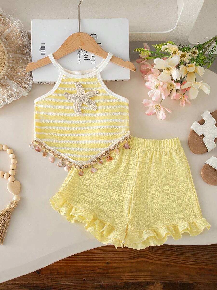 SHEIN 2件組女童夏季度假休閒可愛套裝,細肩帶V領鉤編條紋海灘布料上衣,飾有鉤編花朵與貝殼飾邊,搭配同款紋理荷葉邊下擺短褲,Y2K風格島嶼度假穿搭 - 黃色 - 查看 1
