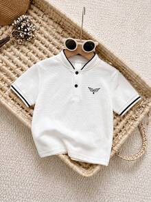 SHEIN 1 件男童休闲修身图案印花立领针织短袖 Polo 衫，适合日常穿着、上学、户外、运动、春夏季 - 白色 - 查看 8