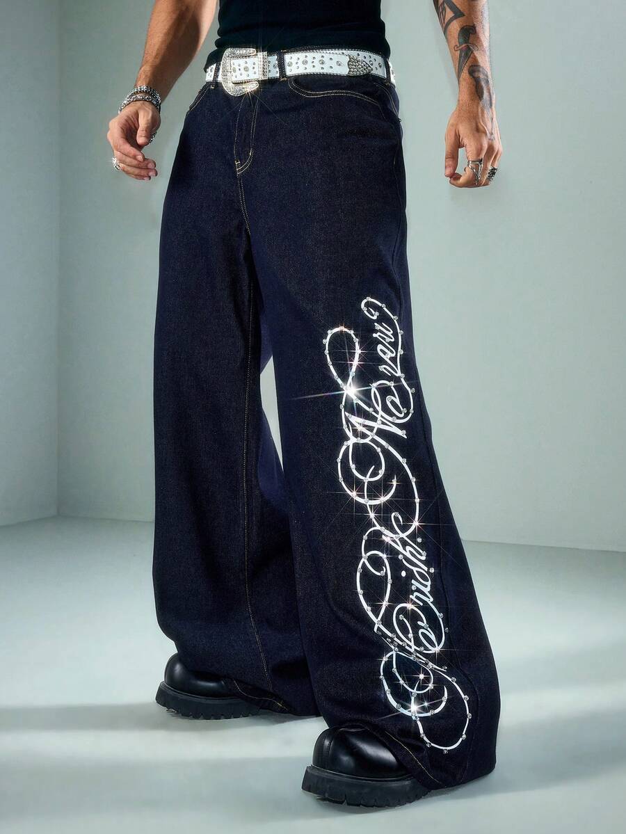 ROMWE MEN Jeans de mezclilla de corte holgado para hombre con patrón de bordado de diamantes brillantes - Azul lavado oscuro - Ver 1