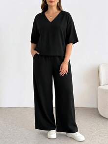 SHEIN Essnce 大尺碼女款春夏時尚休閒寬鬆涼爽舒適日常基礎百搭顯瘦V領短袖黑色短版上衣與寬腿褲兩件套，極簡風，戶外穿搭，夏季兩件套 - 黑色 - 查看 7