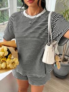 SHEIN EZwear 黑白休閒大尺碼女款條紋短袖T恤與短褲兩件套 - 黑與白 - 查看 2