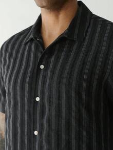HUEFORM 2026春夏男士條紋紋理鈕扣襯衫，休閒露營領短袖，透氣 - 黑色 - 查看 3