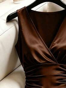 SHEIN Franclia Modisches hochwertiges figurbetontes gerafftes ärmelloses sexy Damenkleid, Damen Frühling/Sommer Kleid, Urlaub, Ausflug, Y2K, Frühling, Sommer, Schulanfang, Lässig, Strand, Business, Vielseitig, Damen Schwarzes Kleid - Braun - Übersicht 4