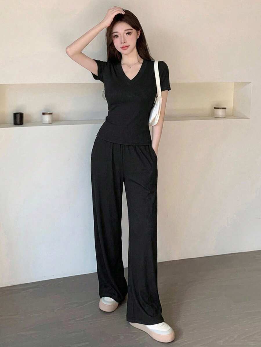 DAZY 女款兩件套:黑色V領短袖T恤與直筒休閒長褲,適合夏季街頭穿搭、度假、居家、運動 - 黑色 - 查看 1