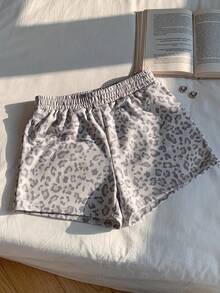 SHEIN EZwear 女士休闲复古迷彩豹纹中腰宽松短裤，飘逸短裤，返校必备单品，适合日常通勤、约会、聚会、秋冬夏、圣诞节、新年、感恩节、派对、婚礼、海滩、毕业典礼等场合，时尚、优雅、休闲、外出、约会、预约、通勤、闪亮、情人节、优雅、度假、休闲、Y2K、外出、毕业典礼等。 - 彩色 - 查看 5