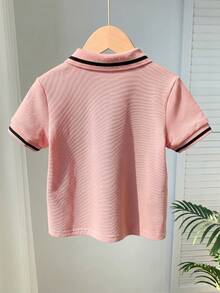 SHEIN 1件男童休闲修身学院风翻领印花针织短袖polo衫，适合日常穿着、上学、外出、运动、春夏穿着。 - 粉色 - 查看 2