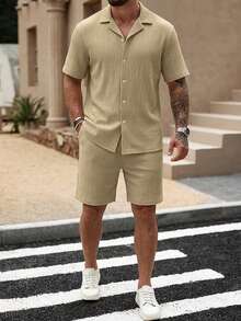 Manfinity CasualCool 男士純色舒適不對稱提花條紋布料短袖襯衫與抽繩鬆緊腰短褲套裝，休閒度假、朋友約會、雞尾酒會、沙龍、聚會、晚餐、日常辦公、極簡商務，特別適合春秋季節，非常適合個人穿著或送禮給朋友 - 卡其色 - 查看 3