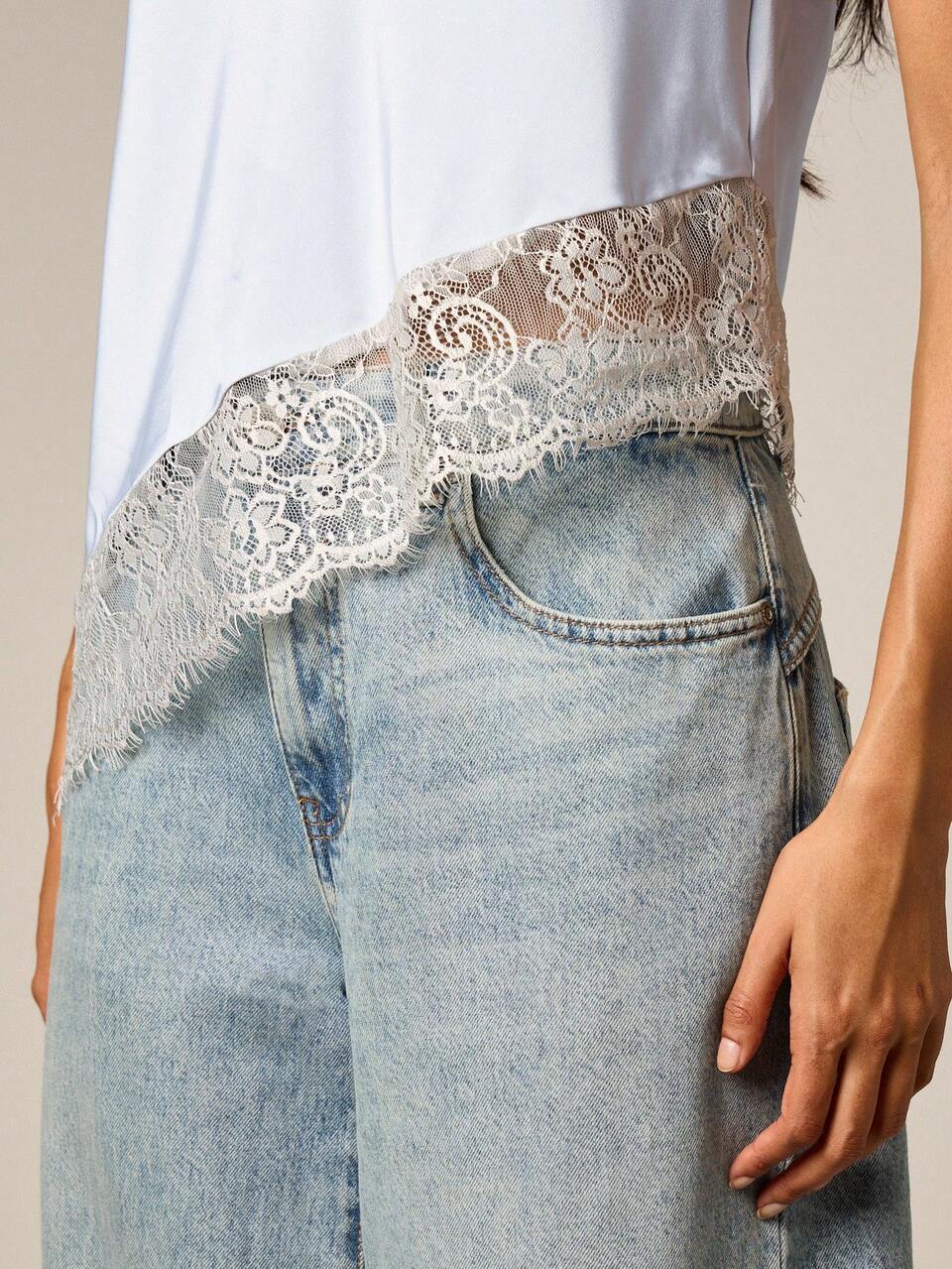AiiRZ Ärmellose Bluse mit Wasserfallausschnitt und Spitzenbesatz
