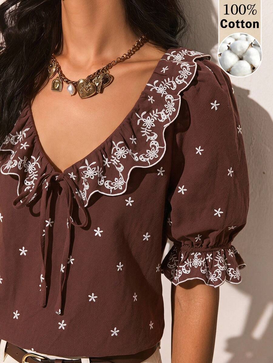 Poéselle 女款棉質刺繡荷葉邊飾前綁帶花瓣袖休閒襯衫 波西米亞風刺繡荷葉邊V領女款上衣 泡泡袖花卉襯衫 復古夏季上衣 波西米亞刺繡荷葉邊領襯衫 泡泡袖上衣 復古花卉女款夏季上衣 波西米亞風襯衫 棕色外穿上衣 鄉村音樂會穿搭