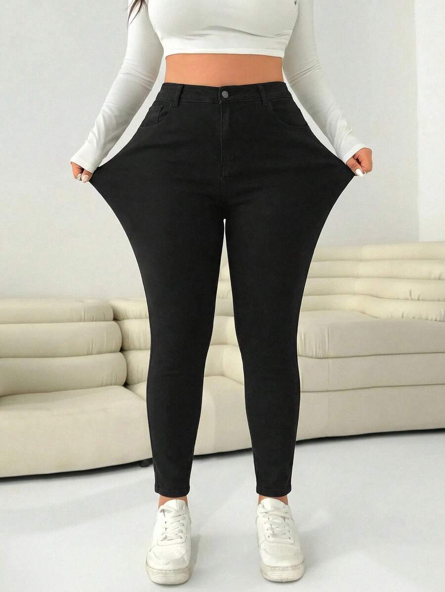 SHEIN CURVE+ CURVE+ 大尺碼休閒百搭純色修身牛仔褲 秋冬款 優雅度假 正式商務 牛仔女郎風 節慶儀式 高彈力 黑色