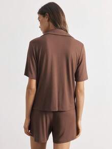 Ocili 女款純色極簡口袋單排扣短袖上衣與休閒短褲居家服套裝 - 咖啡棕 - 查看 3