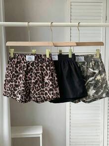 Comfortcana Bộ 3 quần short nữ mùa hè phong cách thường ngày, thoải mái, thích hợp cho đi làm, với các họa tiết trang trí, màu trơn, họa tiết da báo và họa tiết cây cối phủ khắp quần. - Nhiều màu - Xem 6