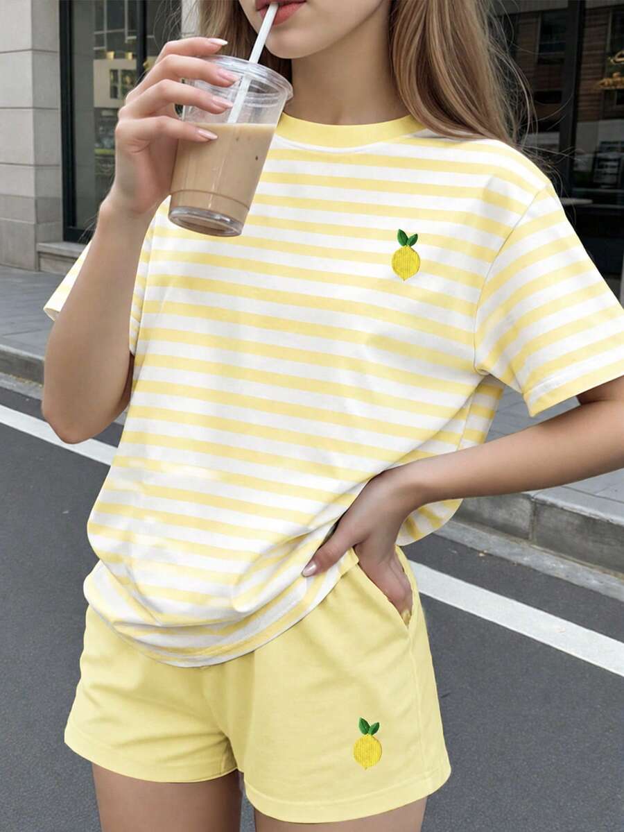 2件組黃色條紋夏季水果印花T恤+短褲,圓領短袖,黃色柔和配色,時尚休閒,適合青少年女孩運動、外出,百搭舒適時尚T恤 - 黃色 - 查看 1
