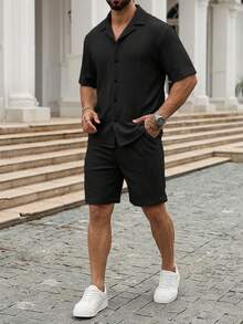 Manfinity CasualCool 男士純色舒適不對稱提花條紋布料短袖襯衫與抽繩鬆緊腰短褲套裝，休閒度假、朋友約會、雞尾酒會、沙龍、聚會、晚餐、日常辦公、極簡商務，特別適合春秋季節，適合自穿或送禮給朋友 - 黑色 - 查看 3