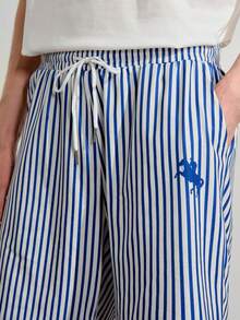 VeloEdit 2件組男士休閒馬騎手輪廓印花短袖T恤與條紋短褲，修身肩部設計，適合作為禮物 - 白色 - 查看 6