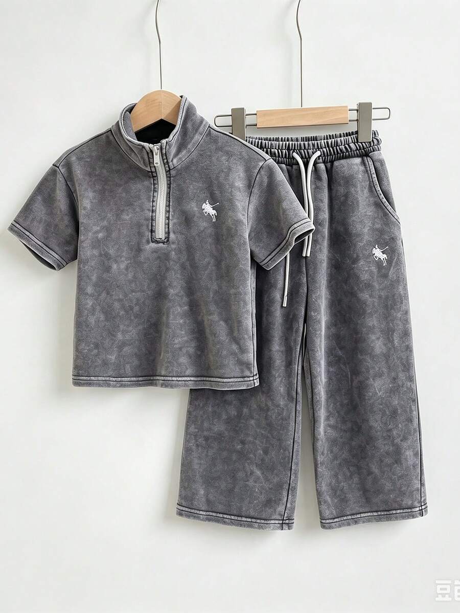 SHEIN Playful Pals 少女牛仔套裝,夏季新品,時尚休閒風,灰色雪花洗水工藝,俏皮可愛馬匹刺繡,拉鍊套頭上衣搭配寬腿褲,彈性腰帶附可調節抽繩,直筒寬鬆版型,輕量柔軟針織牛仔面料,舒適親膚,時尚女孩必備,簡約休閒適合夏季穿著,百搭適用於日常拍照、購物、出遊、聚會、音樂節、度假等,2026新款少女牛仔套裝 - 灰色 - 查看 1