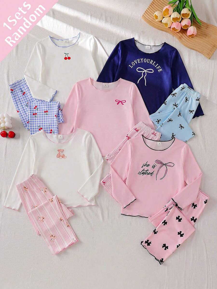 SHEIN 【隨機發貨1套】女童睡衣,四季款櫻桃、熊、蝴蝶結組合印花,領口、袖口與下擺對比色荷葉邊設計,舒適針織長袖長褲兩件套,1套(隨機發貨) - 彩色 - 查看 1