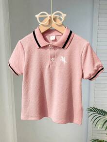 SHEIN 1件男童休闲修身学院风翻领印花针织短袖polo衫，适合日常穿着、上学、外出、运动、春夏穿着。 - 粉色 - 查看 3