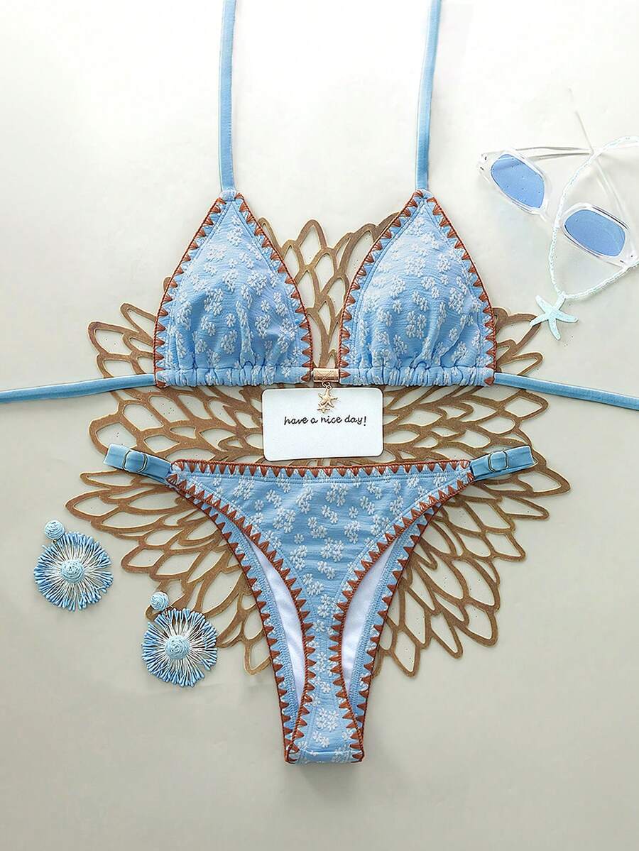 Swim Mod 新款女款優雅奢華波希米亞度假風 2 件式清新淺藍色紋理手工刺繡三角比基尼套裝,白色雛菊刺繡、棕色對比縫線飾邊與海星金屬吊飾,可調節性感三角褲底附滑塊細節,彈性泳裝布料,適合夏季海灘度假、泳池派對、音樂節、母親節/婚禮假期、春假穿搭 - 藍色 - 查看 1